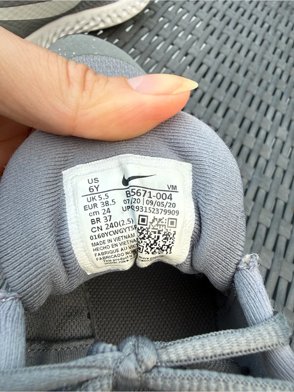 NIKE REVOLUTION 5 BQ5671-004 Grey 7,5 (6Y)